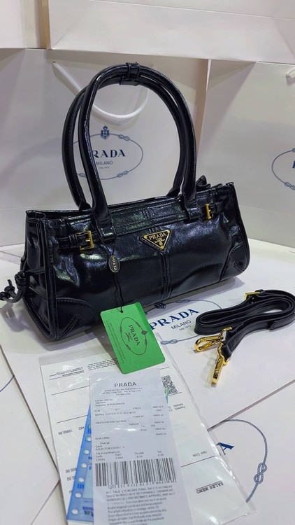 کیف زنانه پرادا Master Quality سایز ۲۶×۱۶ سانت همراه شاپینگ بگ، کارت برند و بارکد اصالت