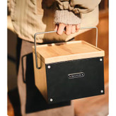 گریل رومیزی زغالی نیچرهایک مدل CNK2300CF010 در حال پخت گوشت در طبیعت