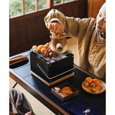 گریل رومیزی زغالی نیچرهایک مدل CNK2300CF010 در حال پخت گوشت در طبیعت