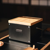 گریل رومیزی زغالی نیچرهایک مدل CNK2300CF010 در حال پخت گوشت در طبیعت