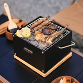 گریل رومیزی زغالی نیچرهایک مدل CNK2300CF010 در حال پخت گوشت در طبیعت