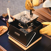 گریل رومیزی زغالی نیچرهایک مدل CNK2300CF010 در حال پخت گوشت در طبیعت