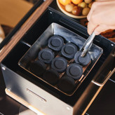 گریل رومیزی زغالی نیچرهایک مدل CNK2300CF010 در حال پخت گوشت در طبیعت