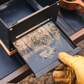 گریل رومیزی زغالی نیچرهایک مدل CNK2300CF010 در حال پخت گوشت در طبیعت